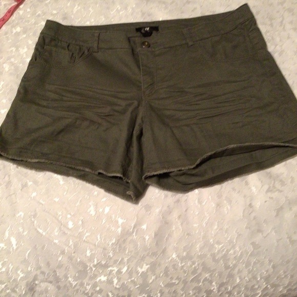H&M Army Green Short - Picture 1 of 6
